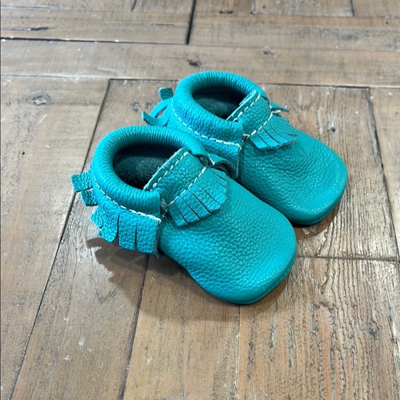 Freshly picked leather moccasins infant size 2 green fringe pebbled unisex - Picture 1 of 8